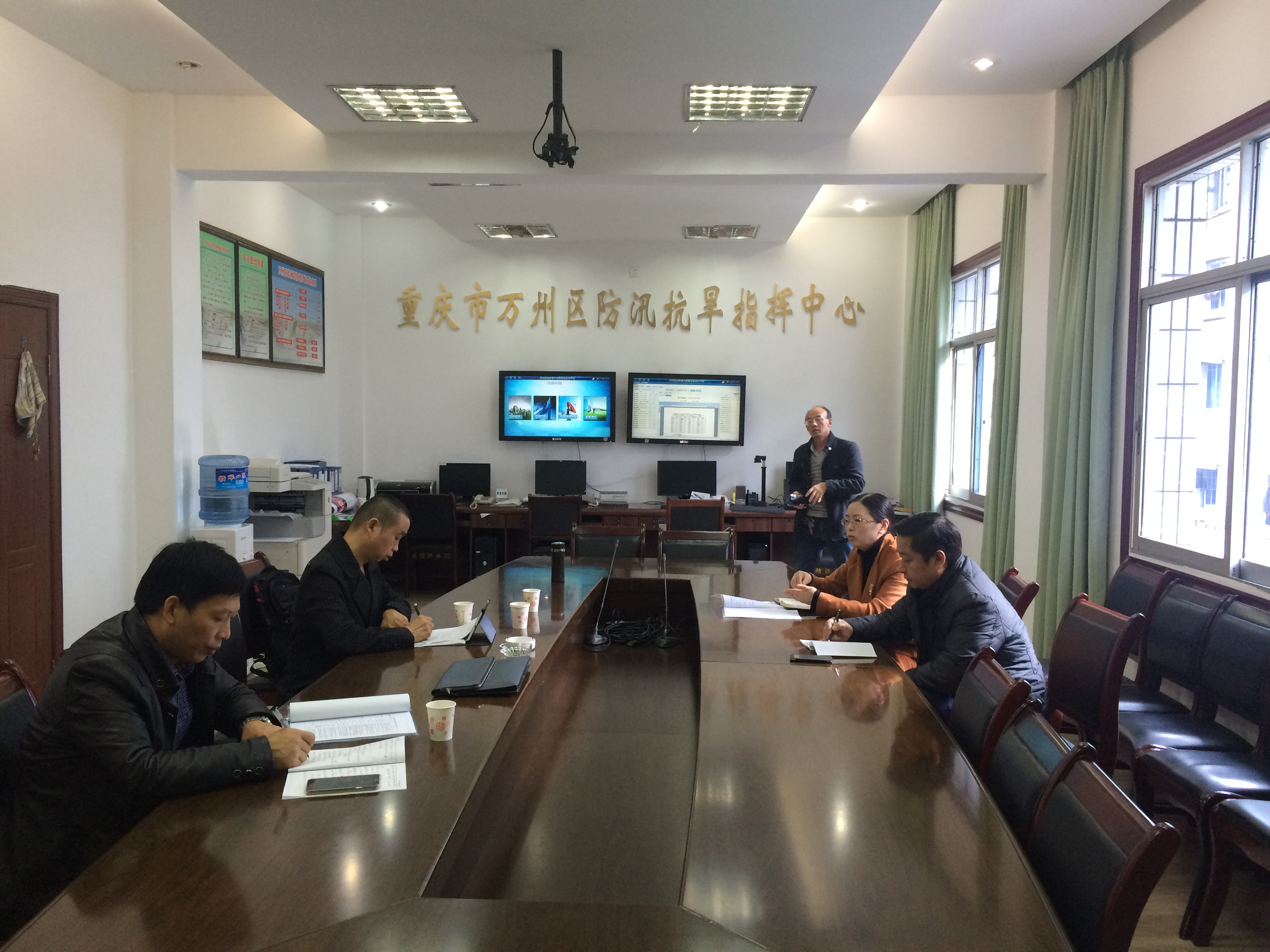 评价组专家与重庆市万州区工作人员开会现场